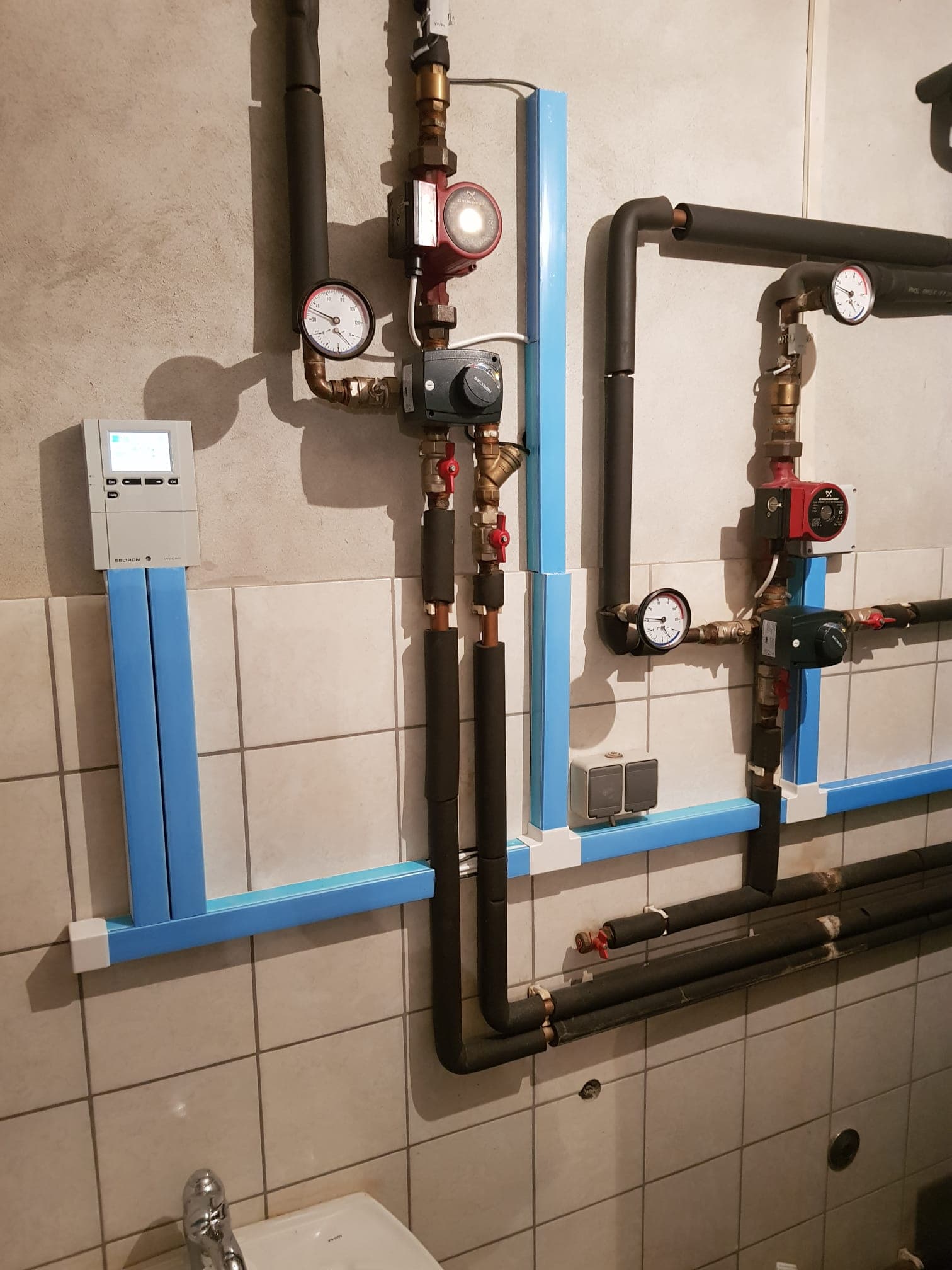 Profesionalni tehničar grijanja servisira kotao